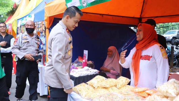 Kapolsek Mampang Kompol David tinjau bazar dan festival kuliner