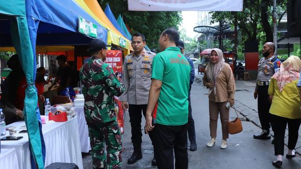Kapolsek Mampang Kompol David tinjau bazar dan festival kuliner