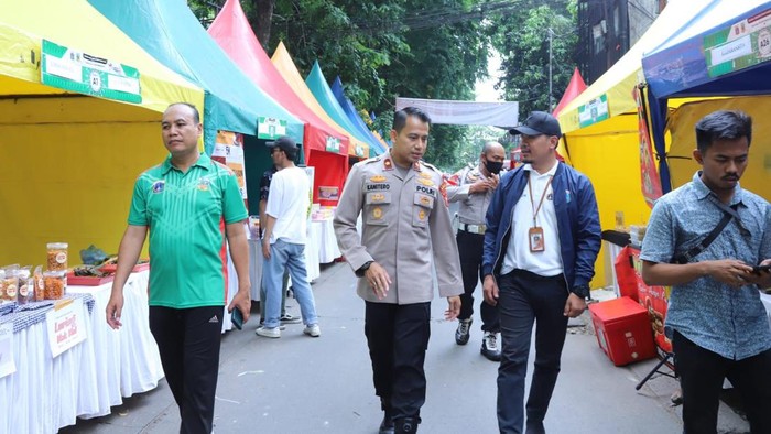 Kapolsek Mampang Kompol David tinjau bazar dan festival kuliner