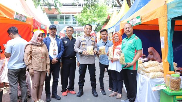 Kapolsek Mampang Kompol David tinjau bazar dan festival kuliner