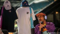 Seniman visual Muchlis Fachri atau akrab dikenal dengan nama Muklay kini berkolaborasi dengan brand ATARU. Tampil dengan desain berbeda, Muklay menciptakan 8 karakter sesuai dengan ciri khas gayanya yang warna-warni nan nyentrik.