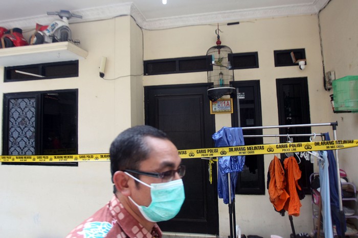 Warga melintas di depan rumah kontrakan tempat terjadinya kasus pembunuhan empat orang anak di Jagakarsa, Jakarta Selatan, Kamis (7/12/2023). Polisi telah melakukan autopsi terhadap empat jasad anak  berinisial VA (6), S (4), A (3), dan AS (1) yang tewas diduga dibunuh oleh ayah mereka berinisial PD (41) di kamar sebuah rumah kontrakan wilayah Jagakarsa, Jakarta Selatan, pada Rabu (6/12/2023). ANTARA FOTO/Yulius Satria Wijaya/nz.