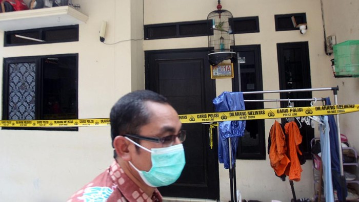 Warga melintas di depan rumah kontrakan tempat terjadinya kasus pembunuhan empat orang anak di Jagakarsa, Jakarta Selatan, Kamis (7/12/2023). Polisi telah melakukan autopsi terhadap empat jasad anak  berinisial VA (6), S (4), A (3), dan AS (1) yang tewas diduga dibunuh oleh ayah mereka berinisial PD (41) di kamar sebuah rumah kontrakan wilayah Jagakarsa, Jakarta Selatan, pada Rabu (6/12/2023). ANTARA FOTO/Yulius Satria Wijaya/nz.