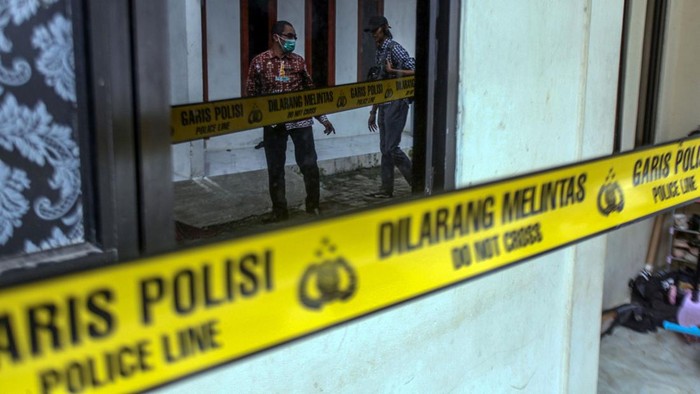 Warga melintas di depan rumah kontrakan tempat terjadinya kasus pembunuhan empat orang anak di Jagakarsa, Jakarta Selatan, Kamis (7/12/2023). Polisi telah melakukan autopsi terhadap empat jasad anak  berinisial VA (6), S (4), A (3), dan AS (1) yang tewas diduga dibunuh oleh ayah mereka berinisial PD (41) di kamar sebuah rumah kontrakan wilayah Jagakarsa, Jakarta Selatan, pada Rabu (6/12/2023). ANTARA FOTO/Yulius Satria Wijaya/nz.