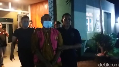 Tersangka korupsi MM saat digiring ke mobil tahanan oleh Kejaksaan Negeri Dompu.