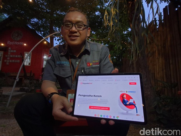 Kepala Disperindag Kab Mojokerto menunjukkan aplikasi Pengusaha Keren