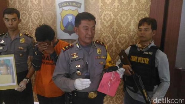 Khalied pembunuh Mustofa saat dihadirkan dalam jumpa pers di Mapolesek Tegalsari Surabaya
