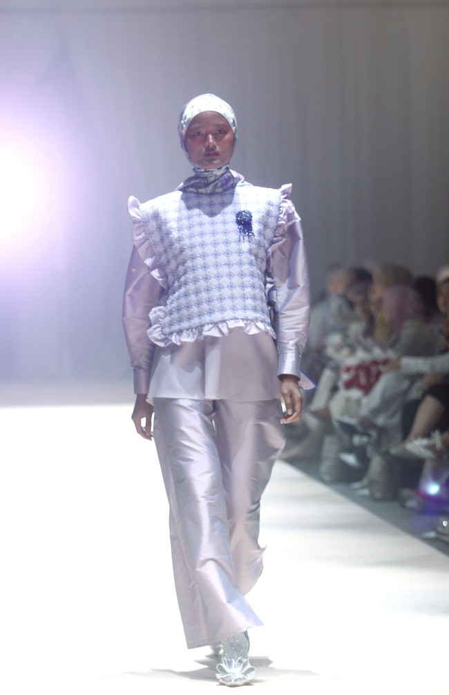 Fashion show koleksi terbaru Ria Miranda ditampilkan dalam gelaran Annual Show 2024 yang berlangsung di Hotel InterContinental Jakarta, Pondok Indah, Jakarta Selatan. Kamis [7/12/2023]. Selama ini Ria dikenal dengan ciri khas desain yang kental dengan kebudayaan Minang, kota kelahirannya. Kali ini, desainer 38 tahun itu mengangkat budaya Makassar yang indah dan menyimpan beragam keunikan. Foto: Mohammad Abduh/detikcom.