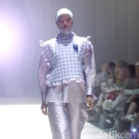 Fashion show koleksi terbaru Ria Miranda ditampilkan dalam gelaran Annual Show 2024 yang berlangsung di Hotel InterContinental Jakarta, Pondok Indah, Jakarta Selatan. Kamis [7/12/2023]. Selama ini Ria dikenal dengan ciri khas desain yang kental dengan kebudayaan Minang, kota kelahirannya. Kali ini, desainer 38 tahun itu mengangkat budaya Makassar yang indah dan menyimpan beragam keunikan. Foto: Mohammad Abduh/detikcom.