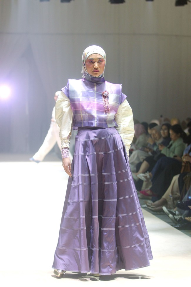 Fashion show koleksi terbaru Ria Miranda ditampilkan dalam gelaran Annual Show 2024 yang berlangsung di Hotel InterContinental Jakarta, Pondok Indah, Jakarta Selatan. Kamis [7/12/2023]. Selama ini Ria dikenal dengan ciri khas desain yang kental dengan kebudayaan Minang, kota kelahirannya. Kali ini, desainer 38 tahun itu mengangkat budaya Makassar yang indah dan menyimpan beragam keunikan. Foto: Mohammad Abduh/detikcom.