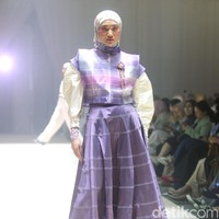 Fashion show koleksi terbaru Ria Miranda ditampilkan dalam gelaran Annual Show 2024 yang berlangsung di Hotel InterContinental Jakarta, Pondok Indah, Jakarta Selatan. Kamis [7/12/2023]. Selama ini Ria dikenal dengan ciri khas desain yang kental dengan kebudayaan Minang, kota kelahirannya. Kali ini, desainer 38 tahun itu mengangkat budaya Makassar yang indah dan menyimpan beragam keunikan. Foto: Mohammad Abduh/detikcom.