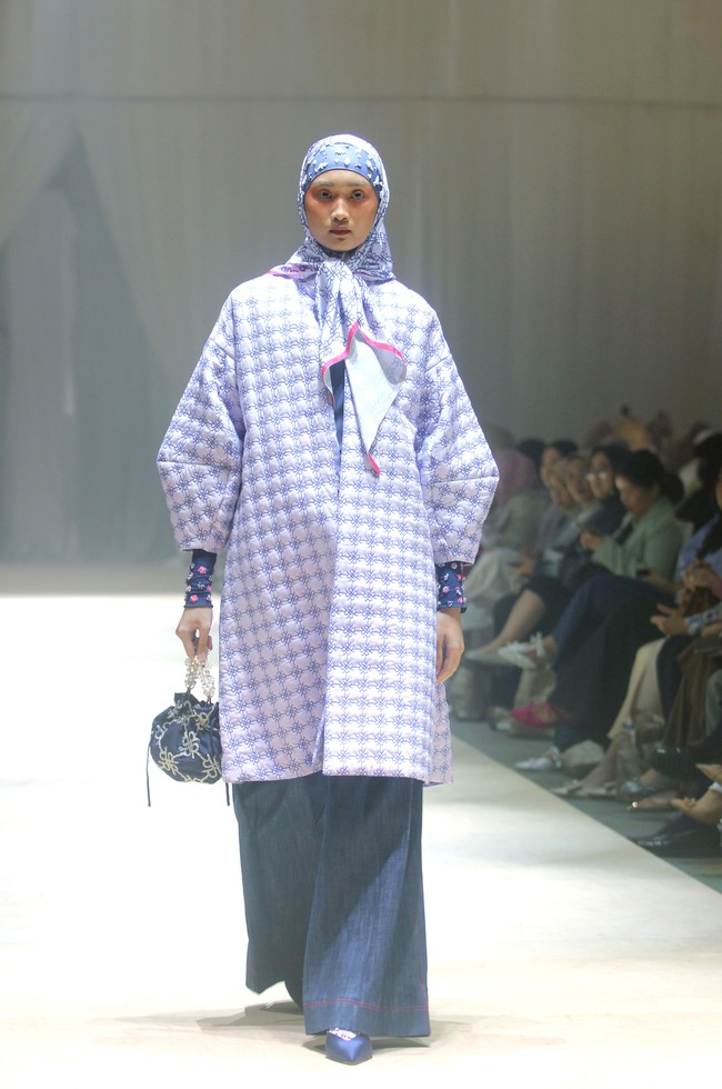 Fashion show koleksi terbaru Ria Miranda ditampilkan dalam gelaran Annual Show 2024 yang berlangsung di Hotel InterContinental Jakarta, Pondok Indah, Jakarta Selatan. Kamis [7/12/2023]. Selama ini Ria dikenal dengan ciri khas desain yang kental dengan kebudayaan Minang, kota kelahirannya. Kali ini, desainer 38 tahun itu mengangkat budaya Makassar yang indah dan menyimpan beragam keunikan. Foto: Mohammad Abduh/detikcom.