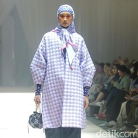 Fashion show koleksi terbaru Ria Miranda ditampilkan dalam gelaran Annual Show 2024 yang berlangsung di Hotel InterContinental Jakarta, Pondok Indah, Jakarta Selatan. Kamis [7/12/2023]. Selama ini Ria dikenal dengan ciri khas desain yang kental dengan kebudayaan Minang, kota kelahirannya. Kali ini, desainer 38 tahun itu mengangkat budaya Makassar yang indah dan menyimpan beragam keunikan. Foto: Mohammad Abduh/detikcom.
