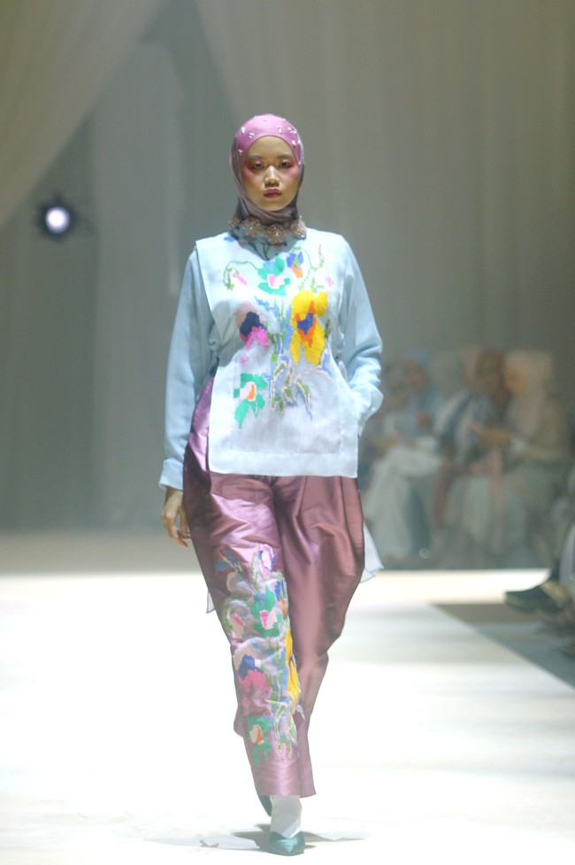 Fashion show koleksi terbaru Ria Miranda ditampilkan dalam gelaran Annual Show 2024 yang berlangsung di Hotel InterContinental Jakarta, Pondok Indah, Jakarta Selatan. Kamis [7/12/2023]. Selama ini Ria dikenal dengan ciri khas desain yang kental dengan kebudayaan Minang, kota kelahirannya. Kali ini, desainer 38 tahun itu mengangkat budaya Makassar yang indah dan menyimpan beragam keunikan. Foto: Mohammad Abduh/detikcom.