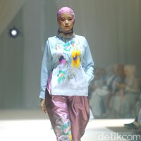 Fashion show koleksi terbaru Ria Miranda ditampilkan dalam gelaran Annual Show 2024 yang berlangsung di Hotel InterContinental Jakarta, Pondok Indah, Jakarta Selatan. Kamis [7/12/2023]. Selama ini Ria dikenal dengan ciri khas desain yang kental dengan kebudayaan Minang, kota kelahirannya. Kali ini, desainer 38 tahun itu mengangkat budaya Makassar yang indah dan menyimpan beragam keunikan. Foto: Mohammad Abduh/detikcom.