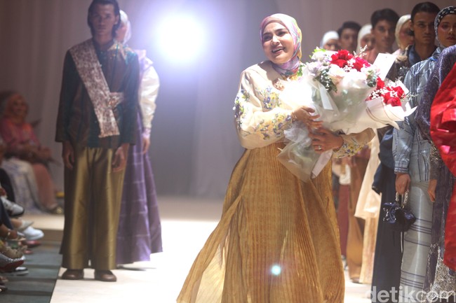 Fashion show koleksi terbaru Ria Miranda ditampilkan dalam gelaran Annual Show 2024 yang berlangsung di Hotel InterContinental Jakarta, Pondok Indah, Jakarta Selatan. Kamis [7/12/2023]. Selama ini Ria dikenal dengan ciri khas desain yang kental dengan kebudayaan Minang, kota kelahirannya. Kali ini, desainer 38 tahun itu mengangkat budaya Makassar yang indah dan menyimpan beragam keunikan. Foto: Mohammad Abduh/detikcom.