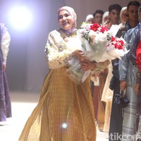 Fashion show koleksi terbaru Ria Miranda ditampilkan dalam gelaran Annual Show 2024 yang berlangsung di Hotel InterContinental Jakarta, Pondok Indah, Jakarta Selatan. Kamis [7/12/2023]. Selama ini Ria dikenal dengan ciri khas desain yang kental dengan kebudayaan Minang, kota kelahirannya. Kali ini, desainer 38 tahun itu mengangkat budaya Makassar yang indah dan menyimpan beragam keunikan. Foto: Mohammad Abduh/detikcom.
