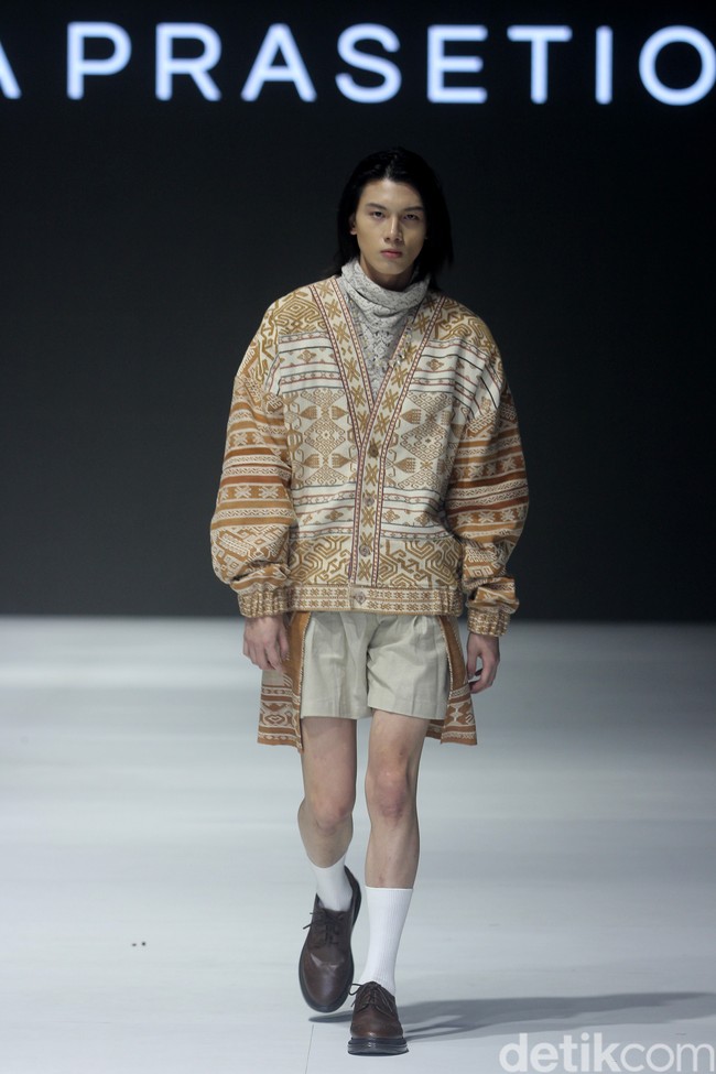 Inilah koleksi busana Tema Prasetio dan Dewan kerajianan Nasional [Dekranasda] NTT, denagan tajuk Sao. Ada 12 set busana dengan cutting yang modern seperti oversized suit, cropped sweater, kimono, oversized shirt dan cardigan. Foto: Mohamamd Abduh/detikcom.