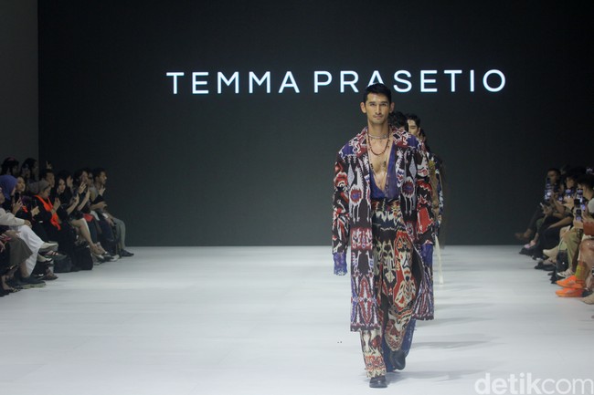 Inilah koleksi busana Tema Prasetio dan Dewan kerajianan Nasional [Dekranasda] NTT, denagan tajuk Sao. Ada 12 set busana dengan cutting yang modern seperti oversized suit, cropped sweater, kimono, oversized shirt dan cardigan. Foto: Mohamamd Abduh/detikcom.