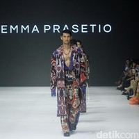 Inilah koleksi busana Tema Prasetio dan Dewan kerajianan Nasional [Dekranasda] NTT, denagan tajuk Sao. Ada 12 set busana dengan cutting yang modern seperti oversized suit, cropped sweater, kimono, oversized shirt dan cardigan. Foto: Mohamamd Abduh/detikcom.