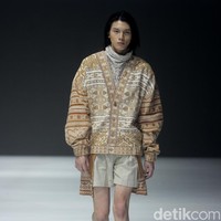 Inilah koleksi busana Tema Prasetio dan Dewan kerajianan Nasional [Dekranasda] NTT, denagan tajuk Sao. Ada 12 set busana dengan cutting yang modern seperti oversized suit, cropped sweater, kimono, oversized shirt dan cardigan. Foto: Mohamamd Abduh/detikcom.