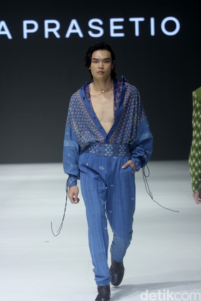 Inilah koleksi busana Tema Prasetio dan Dewan kerajianan Nasional [Dekranasda] NTT, denagan tajuk Sao. Ada 12 set busana dengan cutting yang modern seperti oversized suit, cropped sweater, kimono, oversized shirt dan cardigan. Foto: Mohamamd Abduh/detikcom.