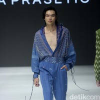 Inilah koleksi busana Tema Prasetio dan Dewan kerajianan Nasional [Dekranasda] NTT, denagan tajuk Sao. Ada 12 set busana dengan cutting yang modern seperti oversized suit, cropped sweater, kimono, oversized shirt dan cardigan. Foto: Mohamamd Abduh/detikcom.