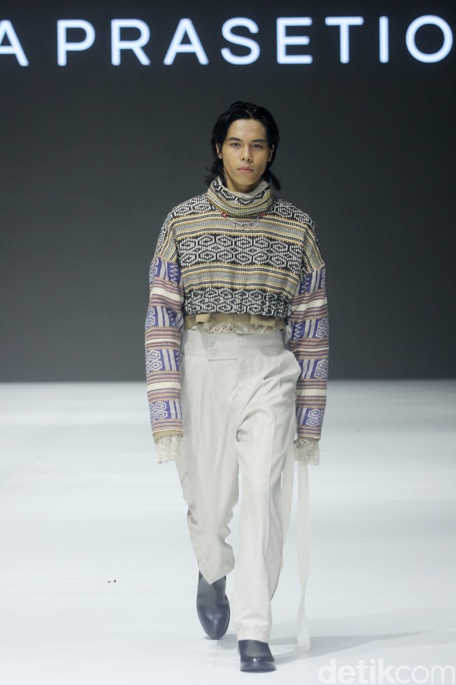Inilah koleksi busana Tema Prasetio dan Dewan kerajianan Nasional [Dekranasda] NTT, denagan tajuk Sao. Ada 12 set busana dengan cutting yang modern seperti oversized suit, cropped sweater, kimono, oversized shirt dan cardigan. Foto: Mohamamd Abduh/detikcom.