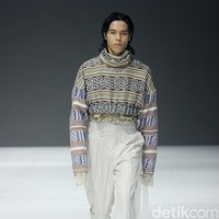 Inilah koleksi busana Tema Prasetio dan Dewan kerajianan Nasional [Dekranasda] NTT, denagan tajuk Sao. Ada 12 set busana dengan cutting yang modern seperti oversized suit, cropped sweater, kimono, oversized shirt dan cardigan. Foto: Mohamamd Abduh/detikcom.