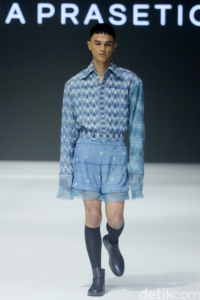 Inilah koleksi busana Tema Prasetio dan Dewan kerajianan Nasional [Dekranasda] NTT, denagan tajuk Sao. Ada 12 set busana dengan cutting yang modern seperti oversized suit, cropped sweater, kimono, oversized shirt dan cardigan. Foto: Mohamamd Abduh/detikcom.