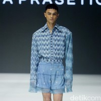 Inilah koleksi busana Tema Prasetio dan Dewan kerajianan Nasional [Dekranasda] NTT, denagan tajuk Sao. Ada 12 set busana dengan cutting yang modern seperti oversized suit, cropped sweater, kimono, oversized shirt dan cardigan. Foto: Mohamamd Abduh/detikcom.