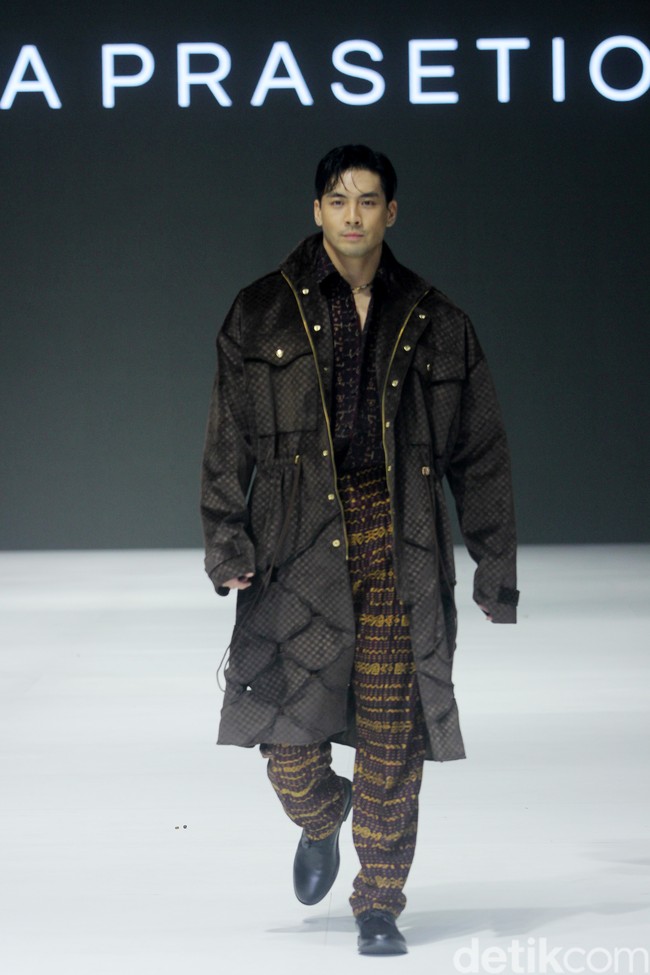 Inilah koleksi busana Tema Prasetio dan Dewan kerajianan Nasional [Dekranasda] NTT, denagan tajuk Sao. Ada 12 set busana dengan cutting yang modern seperti oversized suit, cropped sweater, kimono, oversized shirt dan cardigan. Foto: Mohamamd Abduh/detikcom.
