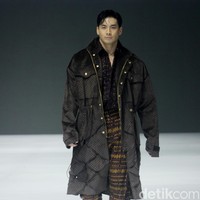 Inilah koleksi busana Tema Prasetio dan Dewan kerajianan Nasional [Dekranasda] NTT, denagan tajuk Sao. Ada 12 set busana dengan cutting yang modern seperti oversized suit, cropped sweater, kimono, oversized shirt dan cardigan. Foto: Mohamamd Abduh/detikcom.