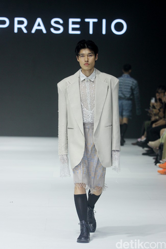 Inilah koleksi busana Tema Prasetio dan Dewan kerajianan Nasional [Dekranasda] NTT, denagan tajuk Sao. Ada 12 set busana dengan cutting yang modern seperti oversized suit, cropped sweater, kimono, oversized shirt dan cardigan. Foto: Mohamamd Abduh/detikcom.