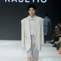 Inilah koleksi busana Tema Prasetio dan Dewan kerajianan Nasional [Dekranasda] NTT, denagan tajuk Sao. Ada 12 set busana dengan cutting yang modern seperti oversized suit, cropped sweater, kimono, oversized shirt dan cardigan. Foto: Mohamamd Abduh/detikcom.
