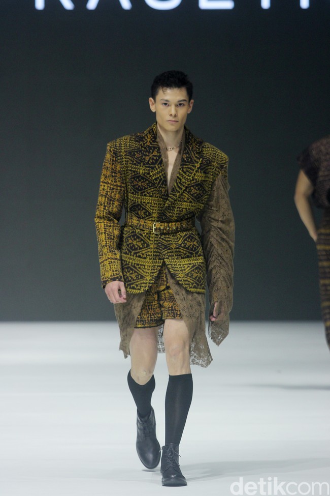 Inilah koleksi busana Tema Prasetio dan Dewan kerajianan Nasional [Dekranasda] NTT, denagan tajuk Sao. Ada 12 set busana dengan cutting yang modern seperti oversized suit, cropped sweater, kimono, oversized shirt dan cardigan. Foto: Mohamamd Abduh/detikcom.