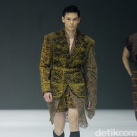 Inilah koleksi busana Tema Prasetio dan Dewan kerajianan Nasional [Dekranasda] NTT, denagan tajuk Sao. Ada 12 set busana dengan cutting yang modern seperti oversized suit, cropped sweater, kimono, oversized shirt dan cardigan. Foto: Mohamamd Abduh/detikcom.