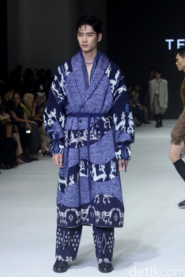 Inilah koleksi busana Tema Prasetio dan Dewan kerajianan Nasional [Dekranasda] NTT, denagan tajuk Sao. Ada 12 set busana dengan cutting yang modern seperti oversized suit, cropped sweater, kimono, oversized shirt dan cardigan. Foto: Mohamamd Abduh/detikcom.