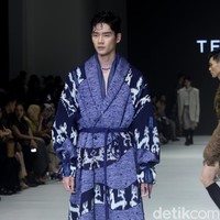 Inilah koleksi busana Tema Prasetio dan Dewan kerajianan Nasional [Dekranasda] NTT, denagan tajuk Sao. Ada 12 set busana dengan cutting yang modern seperti oversized suit, cropped sweater, kimono, oversized shirt dan cardigan. Foto: Mohamamd Abduh/detikcom.