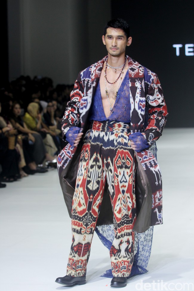 Inilah koleksi busana Tema Prasetio dan Dewan kerajianan Nasional [Dekranasda] NTT, denagan tajuk Sao. Ada 12 set busana dengan cutting yang modern seperti oversized suit, cropped sweater, kimono, oversized shirt dan cardigan. Foto: Mohamamd Abduh/detikcom.