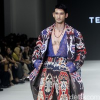 Inilah koleksi busana Tema Prasetio dan Dewan kerajianan Nasional [Dekranasda] NTT, denagan tajuk Sao. Ada 12 set busana dengan cutting yang modern seperti oversized suit, cropped sweater, kimono, oversized shirt dan cardigan. Foto: Mohamamd Abduh/detikcom.