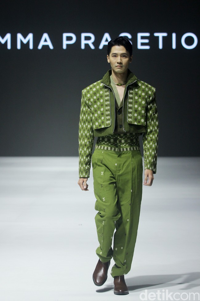 Inilah koleksi busana Tema Prasetio dan Dewan kerajianan Nasional [Dekranasda] NTT, denagan tajuk Sao. Ada 12 set busana dengan cutting yang modern seperti oversized suit, cropped sweater, kimono, oversized shirt dan cardigan. Foto: Mohamamd Abduh/detikcom.