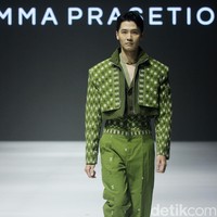 Inilah koleksi busana Tema Prasetio dan Dewan kerajianan Nasional [Dekranasda] NTT, denagan tajuk Sao. Ada 12 set busana dengan cutting yang modern seperti oversized suit, cropped sweater, kimono, oversized shirt dan cardigan. Foto: Mohamamd Abduh/detikcom.