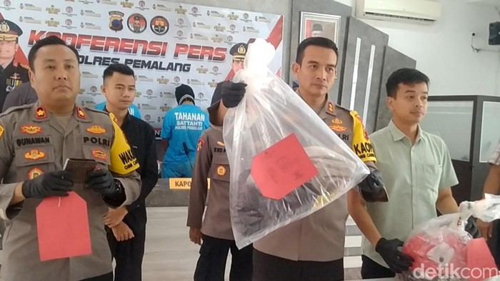 Konferensi pers di Mapolres Pemalang soal kasus pembunuhan juragan mainan dan sembako di Kecamatan Comal, Jumat (8/12/2023).