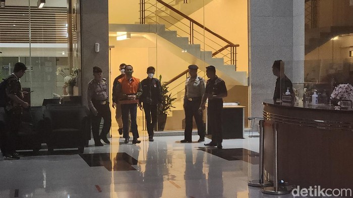 KPK selesai memeriksa tersangka gratifikasi dan tindak pidana pencucian uang (TPPU), eks Kepala Bea Cukai Yogyakarta, Eko Darmanto. Eko langsung ditahan KPK. (Adrial Akbar/detikcom)