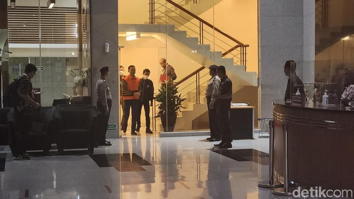 KPK selesai memeriksa tersangka gratifikasi dan tindak pidana pencucian uang (TPPU), eks Kepala Bea Cukai Yogyakarta, Eko Darmanto. Eko langsung ditahan KPK. (Adrial Akbar/detikcom)