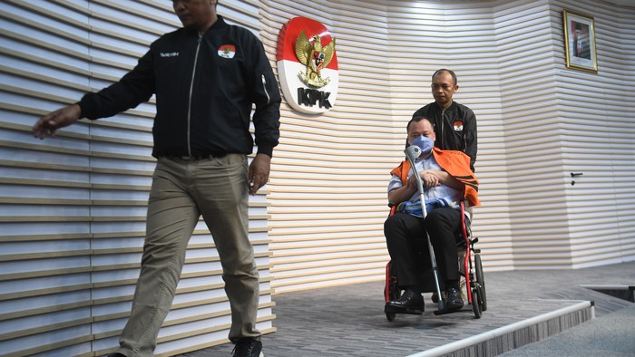 Tersangka penyuap Wakil Menteri Hukum dan Hak Asasi Manusia (Wamenkumham) Edward Omar Sharif Hiariej, Helmut Hermawan mengenakan rompi tahanan usai menjalani pemeriksaan di Gedung Marah Putih KPK, Jakarta, Kamis (7/12/2023). KPK menahan Helmut Hermawan terkait kasus dugaan suap dan gratifikasi dengan nilai Rp8 miliar kepada Wamenkumham. ANTARA FOTO/Akbar Nugroho Gumay