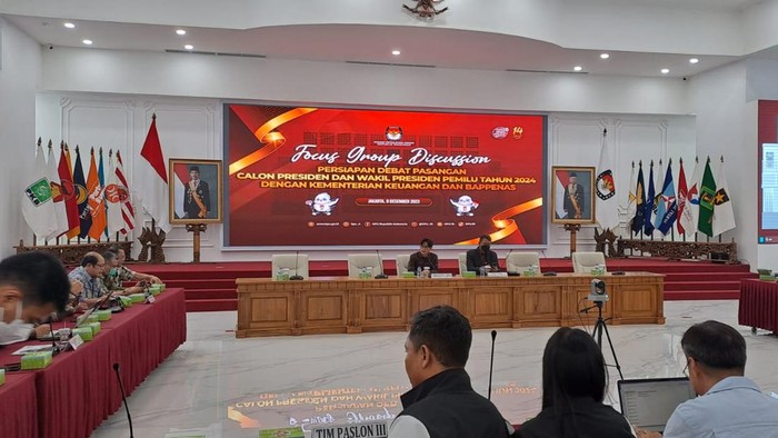 Komisi Pemilihan Umum (KPU) RI menggelar focus group discussion (FGD) bersama Kementerian Keuangan (Kemenkeu) dan Badan Perencanaan Pembangunan Nasional (Bappenas), serta timses pasangan capres-cawapres, Jumat (8/12/2023). FGD tersebut membahas terkait persiapan debat Pilpres 2024.