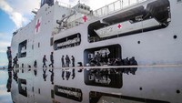 KRI dr Wahidin Sudirohusodo-991 memberikan pelayanan pengobatan gratis bagi masyarakat selama penyelenggaraan Hari Nusantara di Kota Tidore Kepulauan pada 10-13 Desember 2023.