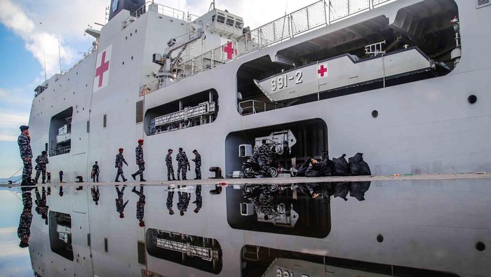 Sejumlah prajurit TNI AL melintas di sisi KRI dr Wahidin Sudirohusodo saat bersandar di Pelabuhan Ahmad Yani, Kota Ternate, Maluku Utara, Jumat (8/12/2023). KRI dr Wahidin Sudirohusodo-991 yang dioperasikan sebagai kapal bantu rumah sakit pertama buatan PT Pal Indonesia tersebut disiapkan untuk memberikan layanan pengobatan gratis bagi masyarakat selama penyelenggaraan Hari Nusantara di Kota Tidore Kepulauan pada 10-13 Desember 2023. ANTARA FOTO/Andri Saputra/Spt..